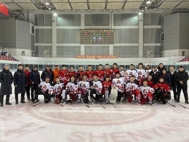 开云中文官网-【冬奥·人物】英如镝：从失利中成长 让冰球不再冷门