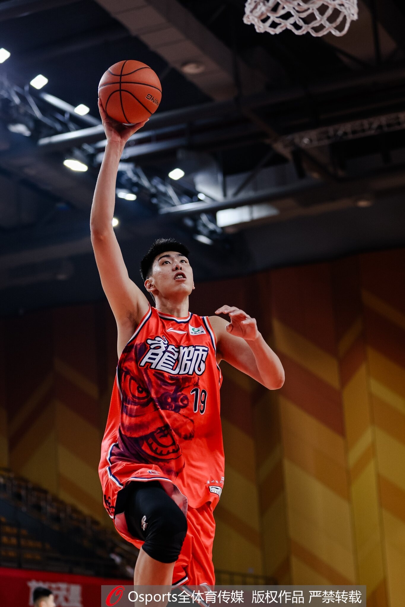 开云品牌-17分10板4帽！媒体人：徐昕威风八面 确实是全明星中锋的水准